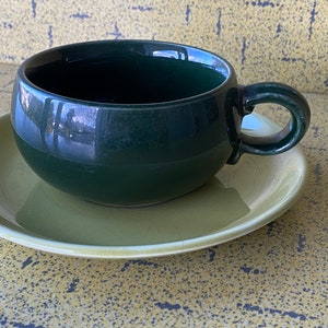 Sovereign Potters Canada Vintage TASSE und UNTERTASSE Set - Karneval Form Einfarbig Muster Waldgrün & Chartreuse 1950er Jahre Squat Design MCM
