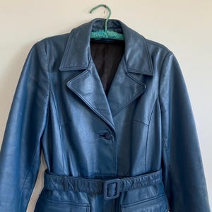 JENO DE PARIS, Montréal, Canada, vintage des années 1970, Trench-coat simple boutonnage pour femme en cuir souple bleu acier au beurre doux - Taille 16 - Style impeccable !