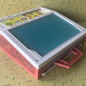Fisher Price Toys School Days Desk #176 Vintage 1972 Fabricado nos EUA - Com mesa, quadro-negro, bandeja para cartas, 23 cartões de estêncil em inglês e francês