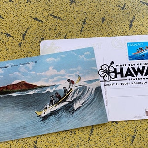 Cartão postal surfando da guiga havaiana dos anos 50 do vintage com Statehood 1959 do Havaí 50th Anniv. Selo Comemorativo Surf / Outrigger 2009 FDC