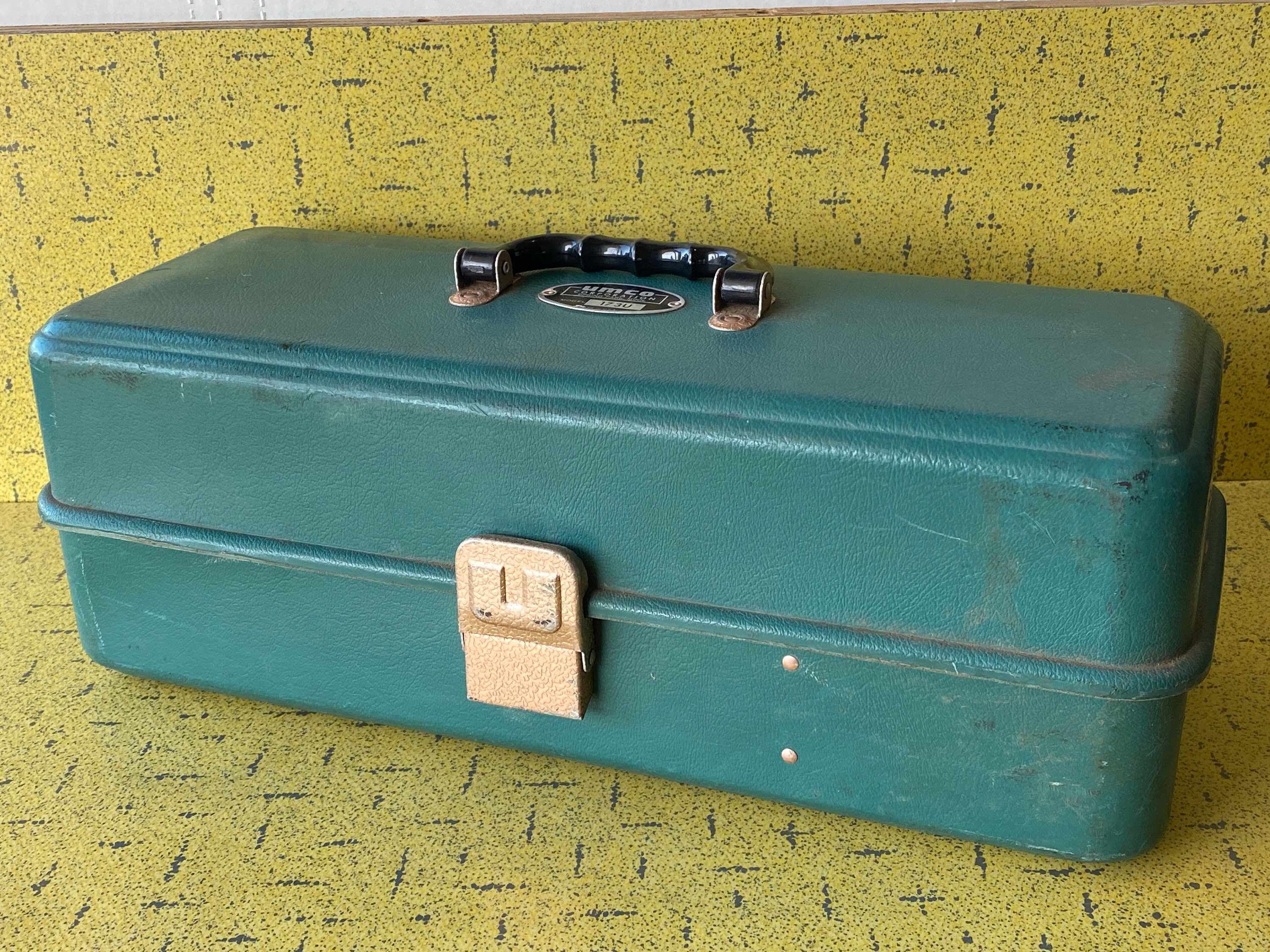 UMCO Model 173U Fishing Tackle Box Vtg. 1950s Emerald Green Plastic &  Aluminum Fittings 17 1/2x7x7 3 Aluminum Fold Out Trays VG 