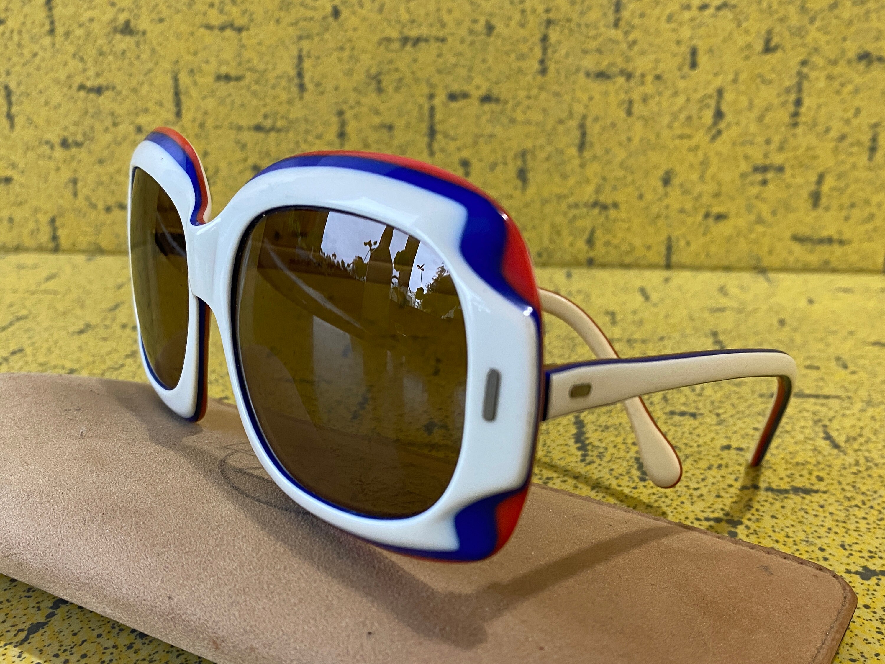 D&G 8058 Red and White Oversized Round Acetate Sunglasses D&G Dolce Gabbana 8051 Fancy Wrap Square Sunglasses Coming  main image 3