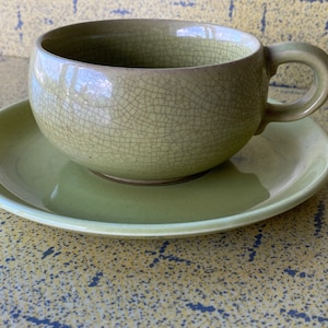 Sovereign Potters Canada Vintage TASSE und UNTERTASSE Karneval Form Einfarbig Muster Chartreuse 1950er Jahre Squat Design MCM Beauty