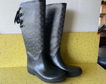 COACH "Tristee" Women's Signature Black Rubber Rain Riding Style Boots A00268 - Size US8 EU38 - 16" Tall - Lined - Round Toe Classics - VG++