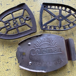 Dessous de plat antique pour fers à repasser - B&D New Jersey - H.R. Ives Montréal - Coleman Canada - 2 fontes, 1 acier - Vendus séparément - VG++ Beauties