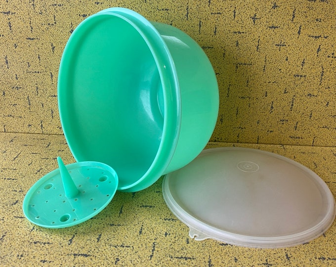 TUPPERWARE Lettuce Container 14245 With spike JADEITE Green W/ Opaque