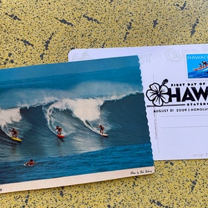 Carte postale de surf de 3 surfeurs hawaïens vintage des années 1960 avec 50e anniversaire de l'État d'Hawaï de 1959. 2009 Surf / Outrigger Timbre commémoratif FDC