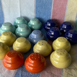 Saleiros e pimenteiros Medicine Hat Potteries MHP - Cores Hatina - Padrão de cerâmica em anel - Vtg. 1938-55 - MCM Beauties - Localizado no Canadá - VG++