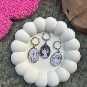 Orecchino manga originale realizzato artigianalmente con resina epossidica e acciaio inossidabile anallergico senza nichel - pezzi unici