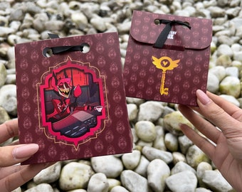 Hotel no oficial de Mystery Box: artículos empaquetados a mano con fanart comprados y cuyos créditos de artistas se muestran en la caja.