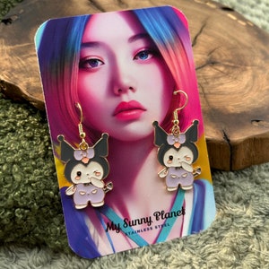Boucles d'oreilles pendantes personnage kawaii lilas issues de dessins animés japonais - crochets en acier inoxydable sans nickel