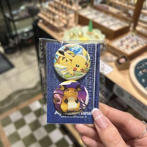 Pack con due spille realizzate a mano utilizzando carte da gioco - pezzi unici artigianali - chiusura classica, non bagnare con acqua