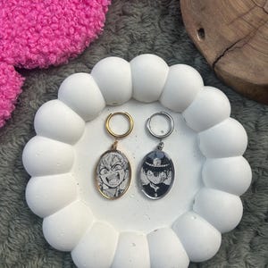 Orecchino manga originale realizzato artigianalmente con resina epossidica e acciaio inossidabile anallergico senza nichel - pezzi unici