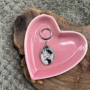 La boucle d'oreille manga Luffy peut être achetée par paire ou individuellement afin que vous puissiez la combiner à votre guise - acier inoxydable hypoallergénique