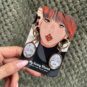 La boucle d'oreille manga Zero Two peut être achetée par paire ou individuellement afin que vous puissiez la combiner à votre guise - acier inoxydable hypoallergénique