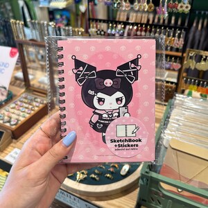 Sketchbook ispirato a personaggio kawaii rilegato a mano in carta ecologica -  2 random stickers in omaggio - stampa fronte e retro diversa