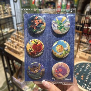 Pack con sei spille realizzate a mano utilizzando carte da gioco - pezzi unici artigianali - chiusura classica, non bagnare con acqua