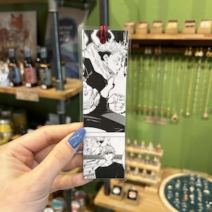 Segnalibro manga fatto e confezionato a mano, plastificando pagine originali di fumetti. Con nappa colorata per rendere unico ogni pezzo