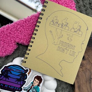 Sketchbook dedicato alla serie tv rilegato a mano in carta ecologica - 2 sticker random in omaggio - carta bianca no righe o quadretti