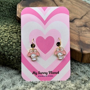 Orecchini pendenti con mini ciondolino personaggio rosa kawaii dei cartoni animati giapponesi - ganci in acciaio inossidabile senza nichel