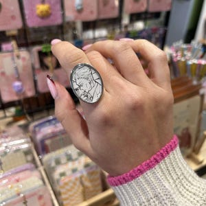 Anello artigianale Nanami in acciaio inossidabile creato con frammento di manga originale giapponese - taglia unica regolabile e pezzo unico