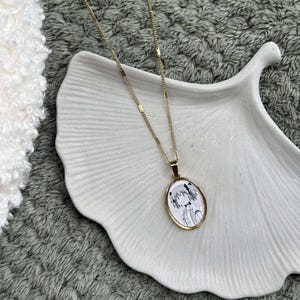 Collana M Magica in acciaio inossidabile realizzata a mano con resina epossidica e frammenti di fumetti. Regolabile e senza nichel