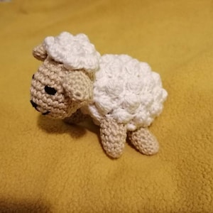 Kuscheltier Schaf gehäkelt, auch als Spielzeug und Talisman geeignet Bild 6