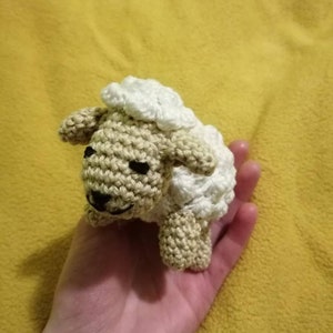 Kuscheltier Schaf gehäkelt, auch als Spielzeug und Talisman geeignet imagem 2