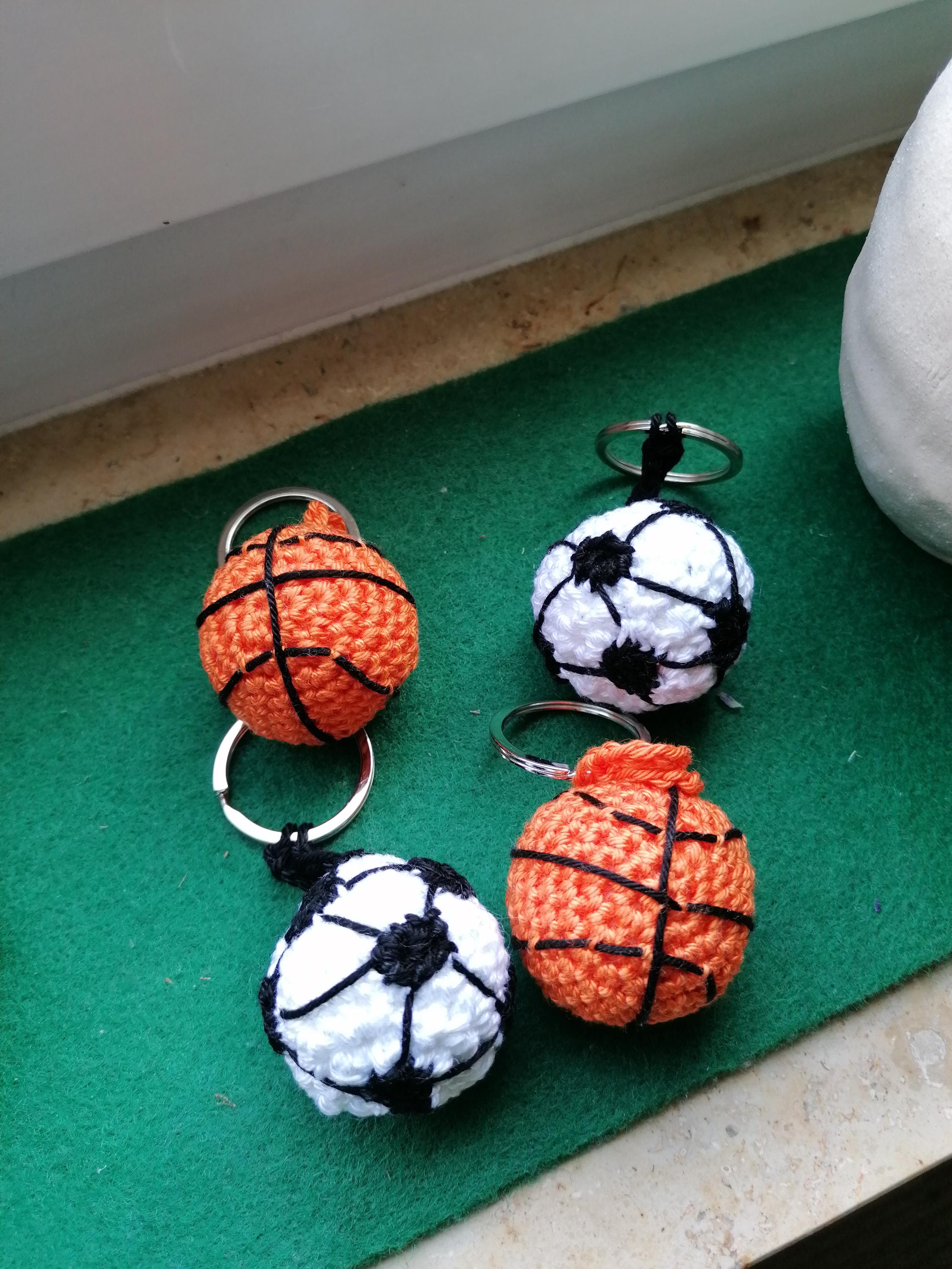 Süßer Fußball-Schlüsselanhänger Aus Plüsch – Weich, Sicher & Perfekt Als Geschenk!