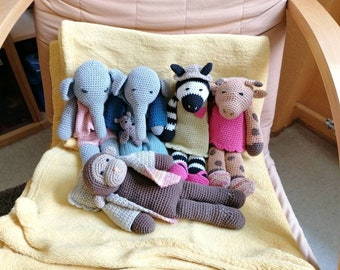 Gehäkelte Kuscheltiere ca 30cm groß mit Kleidung zum an- und ausziehen, verschiedene Tiere (Zebra, Elefant, Giraffe, Löwe), Puppe Geschenk