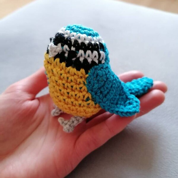 Oiseau mésange bleue crocheté comme doudou, jouet et pendentif