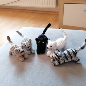 Gatto all&#39;uncinetto come peluche, giocattolo e ciondolo