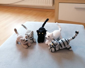 Gato tejido a crochet como peluche, juguete y colgante