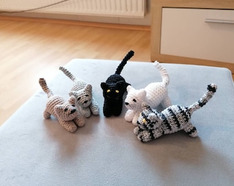 Gatto all'uncinetto come peluche, giocattolo e ciondolo