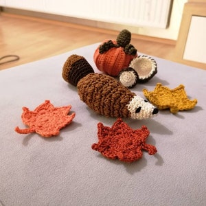 Herbstdeko gehäkelt (Igel, Blätter, Kürbis, Eichel, Kastanie) als Geschenk und Deko für Herbst und Halloween, Kuscheltier, Spielzeug