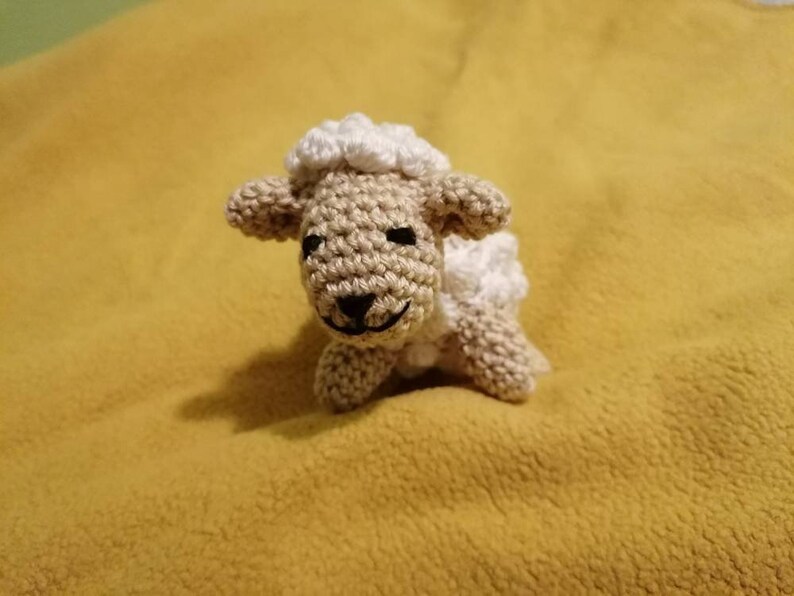 Kuscheltier Schaf gehäkelt, auch als Spielzeug und Talisman geeignet imagem 7