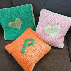 Fundas de almohada de ganchillo de 40 x 40 cm en diferentes colores con un corazón o una letra como regalo de cumpleaños, Navidad, Pascua y demás.