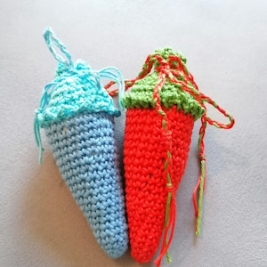 Cône d'école crocheté comme cadeau et talisman pour la scolarisation