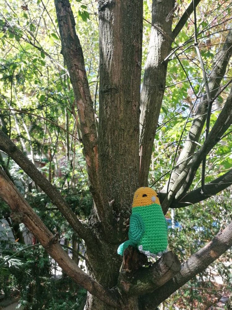 Papagei gehäkelt als Kuscheltier, Spielzeug und Talisman Vogel Bild 3