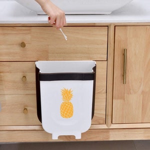 Hanging Kitchen Trash Can, Foldable Waste Bin for Kitchen, Collapsible Hang  Small Plastic Garbage Can 2.4 Gallon for Cabinet/Car/Bedroom/Bathroom  (Coffee) 