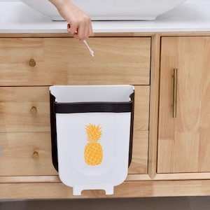 Bote de basura colgante para puerta de gabinete de cocina, cubo de basura plegable, bote de basura portátil para el hogar y al aire libre con logotipo de piña + paño de bambú gratis
