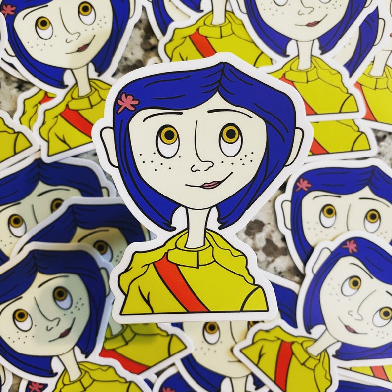 K&ouml;nnte beinhalten: Ein Set bunter Aufkleber mit einem Cartoon-M&auml;dchen mit blauen Haaren, gelber Kleidung und einem roten Band. Das M&auml;dchen hat gro&szlig;e Augen und einen freundlichen Ausdruck. Die Aufkleber sind perfekt, um Laptops, Wasserflaschen oder anderen Oberfl&auml;chen einen verspielten Touch zu verleihen.