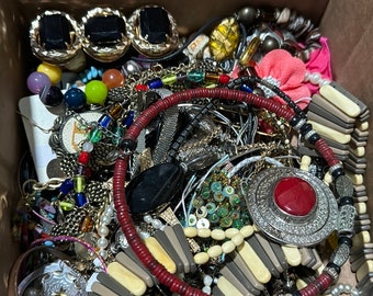 4-5 ALL WEARABLE brand named mixed jewelry lot box!  Stunning collection of name brands, vintage and all wearable pieces!