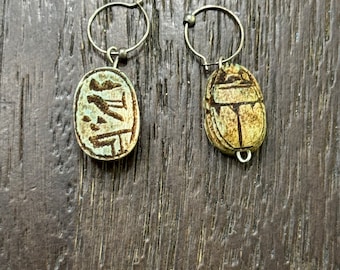 Pendientes de aro vintage con forma de escarabajo egipcio y grabado en escritura jeroglífica. 1,5 pulgadas de largo.