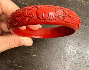 ¡Impresionante brazalete con banda gruesa de cinabrio rojo con dragón y elefante grabado! 3 pulgadas de diámetro.