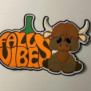 Abóbora com vibrações de outono e título de scrapbook de vaca das Terras Altas, papel feito à mão, perfurado e cortado
