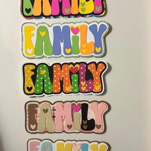 Título de álbum de recortes de família ou enfeite de cartão feito à mão em papel cortado e recortado
