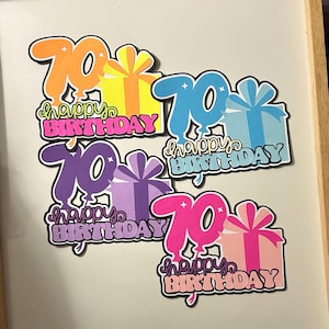 Joyeux 70e anniversaire, titre de scrapbooking ou embellissement de carte, papier fait main, percé, découpe des années 70