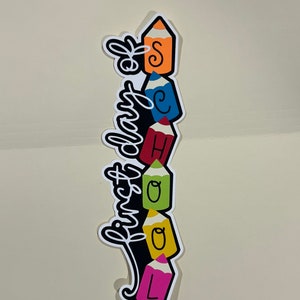 Adorno de título para álbum de recortes del primer día de clases, hecho a mano con piezas de papel troqueladas