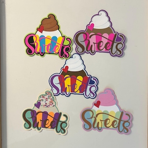 Adorno de título para álbum de recortes de cupcakes dulces, hecho a mano con piezas de papel troqueladas